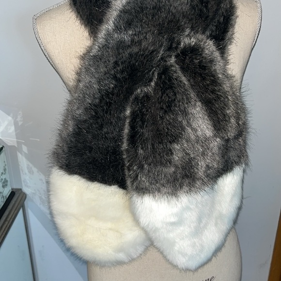 Laundry By Shelli Segal  NWT Nomad Fluffy Faux Fur Scarf Wrap - Picture 3 of 7